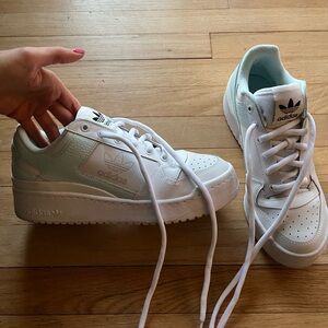 NEW W/O TAGS. Clean, white Adidas with blue trim
